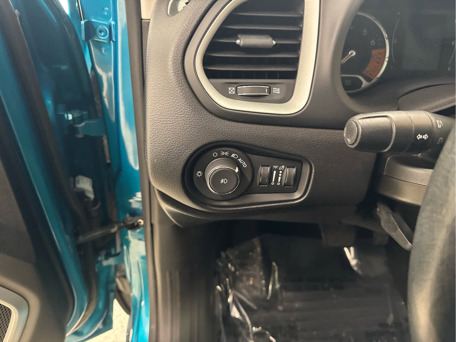 Used 2020 Jeep Renegade Latitude w/ Cold Weather Group image 10