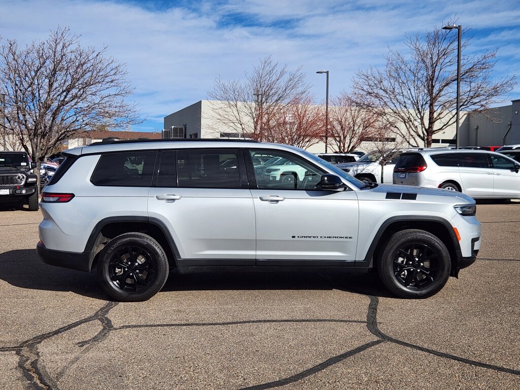 Used 2024 Jeep Grand Cherokee L Laredo image 2