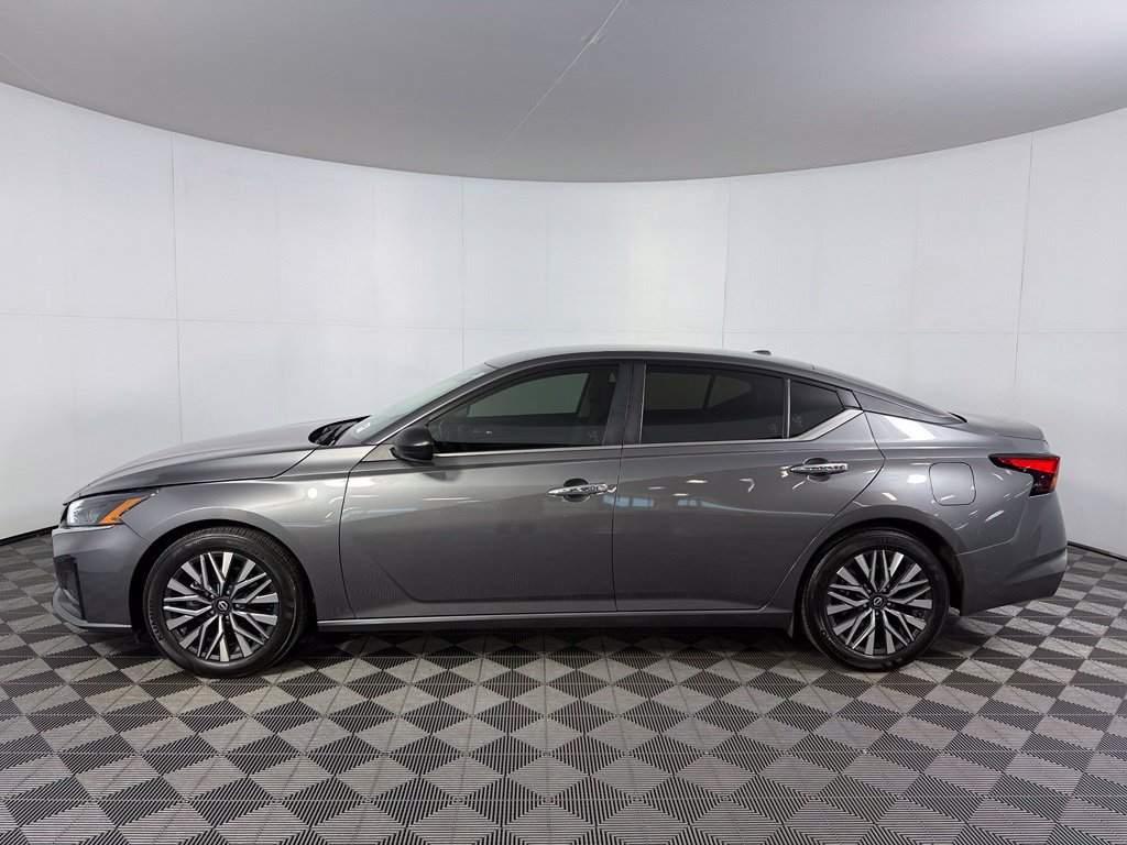 Used 2025 Nissan Altima 2.5 SV FWD image 9