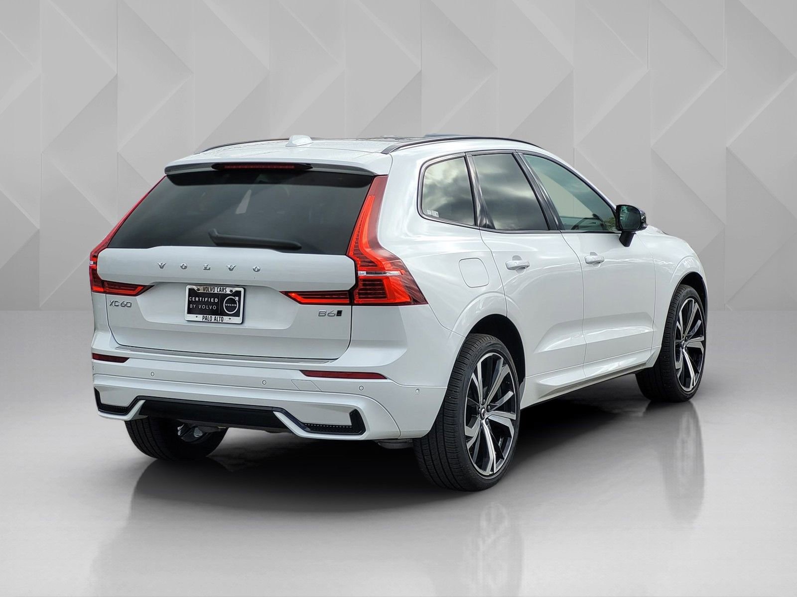 Certified 2023 Volvo XC60 B6 Ultimate w/ Protection Package Premier image 6