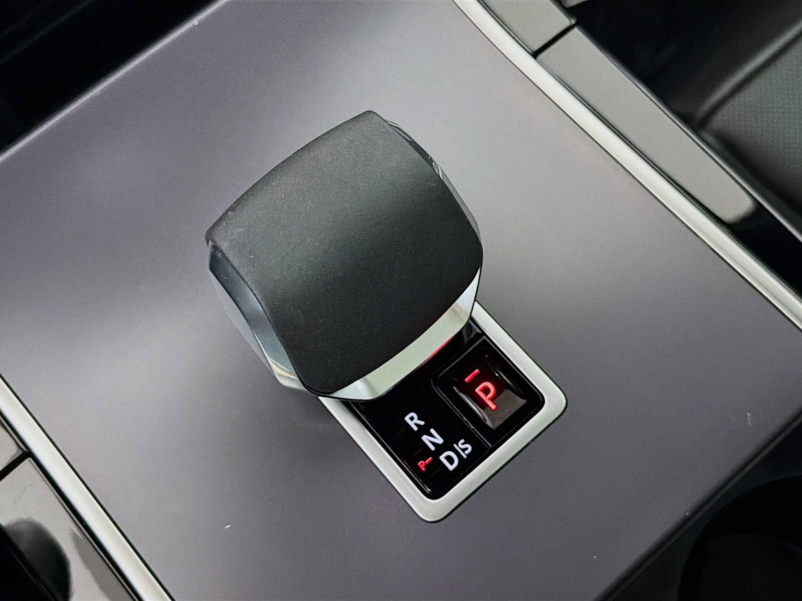 Certified 2025 Land Rover Range Rover Velar Dynamic SE image 18