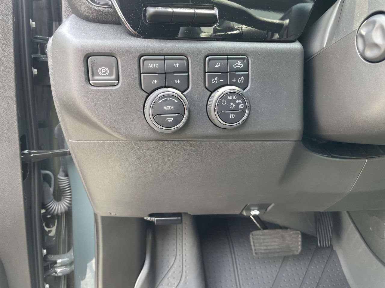 Used 2025 Chevrolet Silverado 1500 ZR2 w/ Technology Package AWD/4WD image 19
