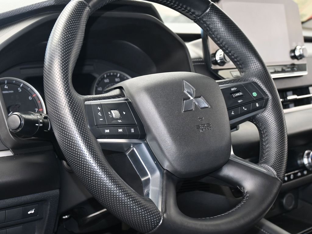 Used 2022 Mitsubishi Outlander SE image 14