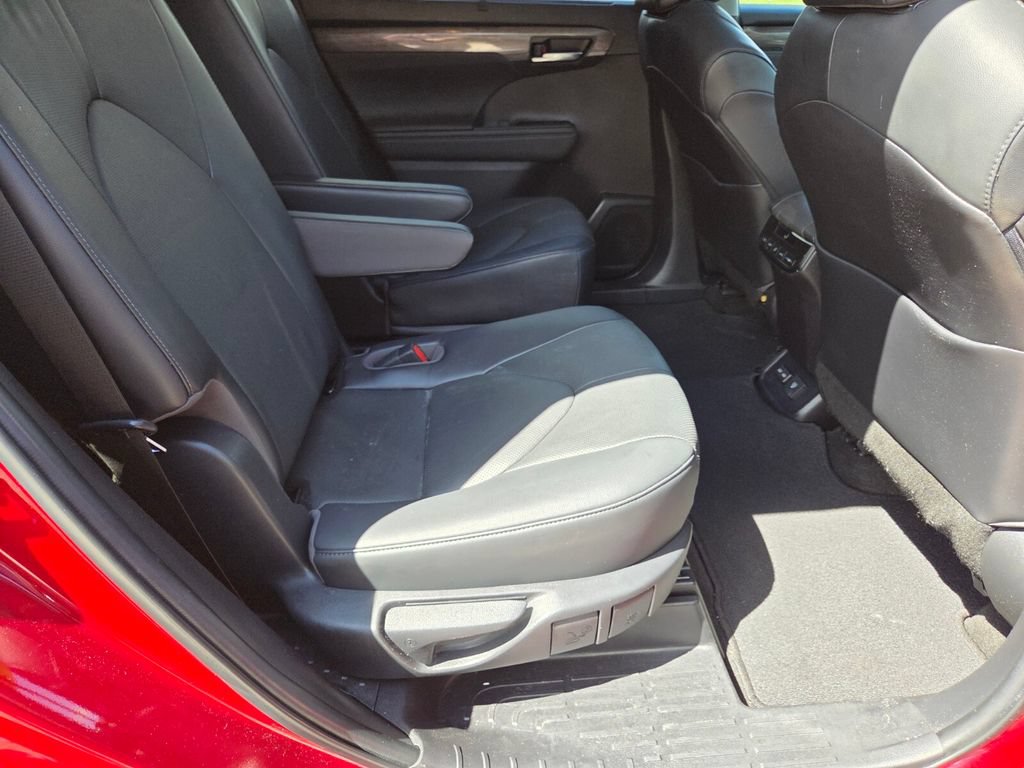 Used 2023 Toyota Highlander Limited FWD image 17