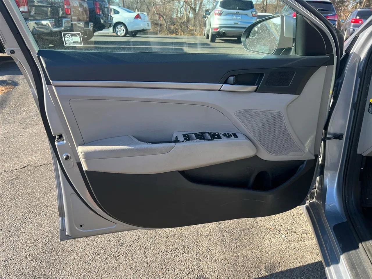 Used 2017 Hyundai Elantra SE image 14