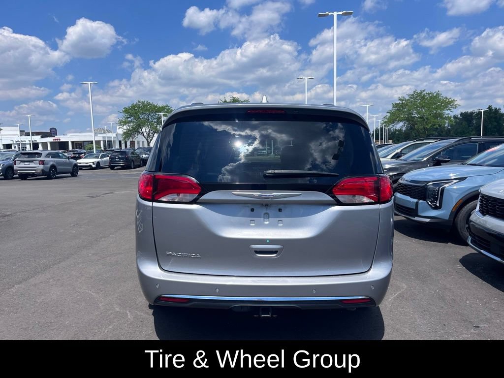 Used 2019 Chrysler Pacifica Limited w/ Tire & Wheel Group FWD image 5
