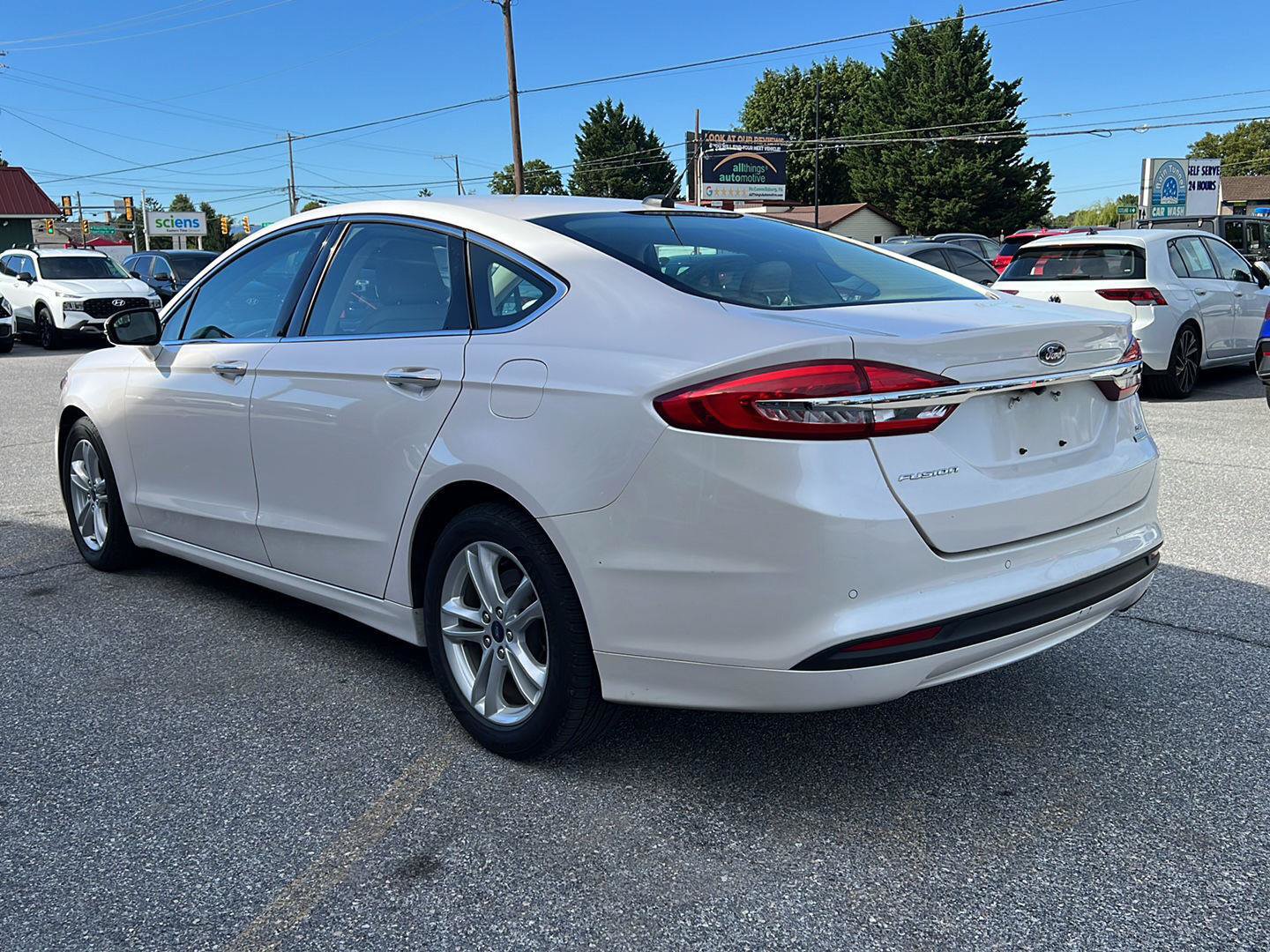 Used 2018 Ford Fusion SE w/ Fusion SE Technology Package FWD image 3