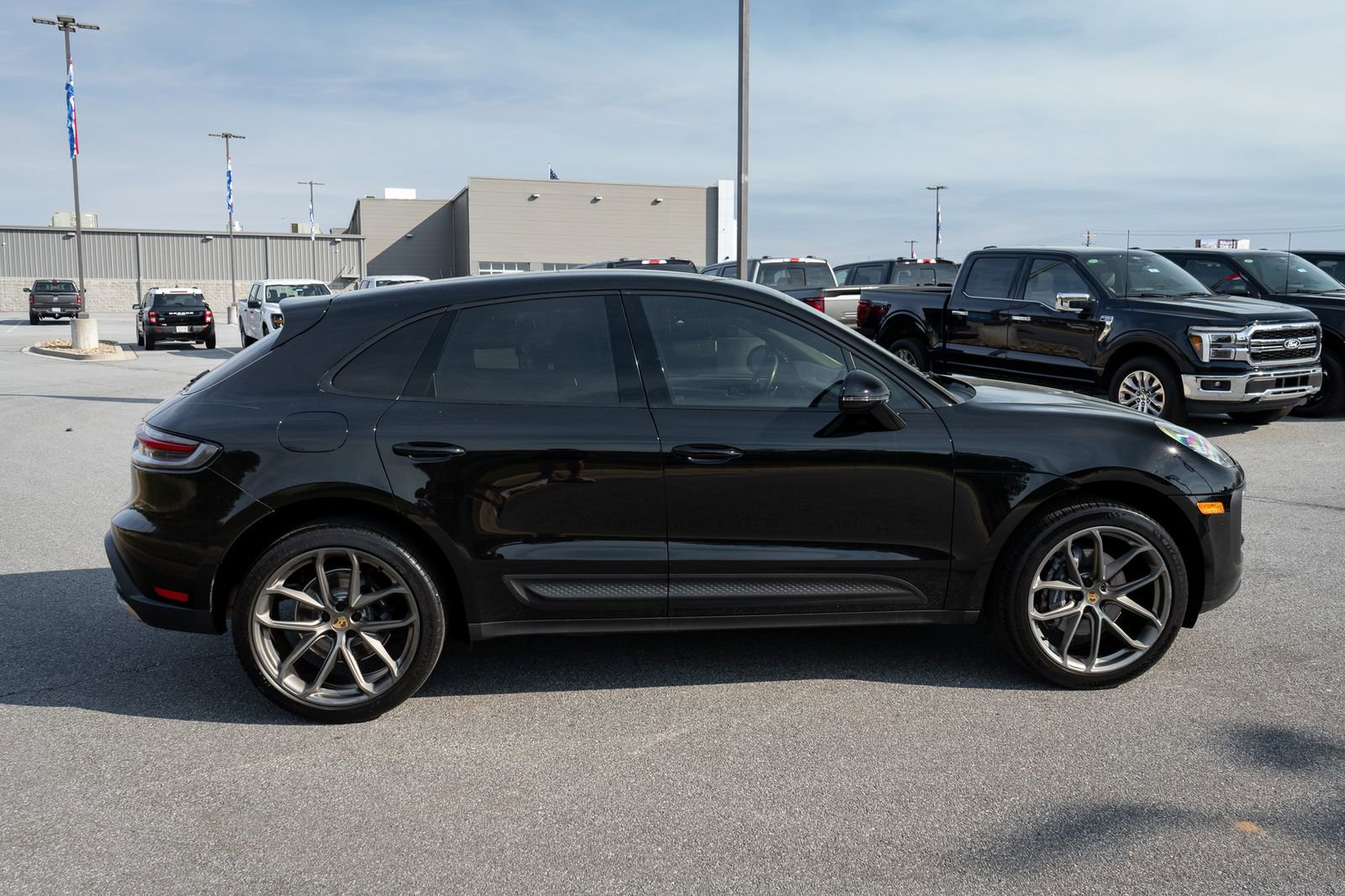 Used 2022 Porsche Macan Base w/ Premium Package Plus image 11