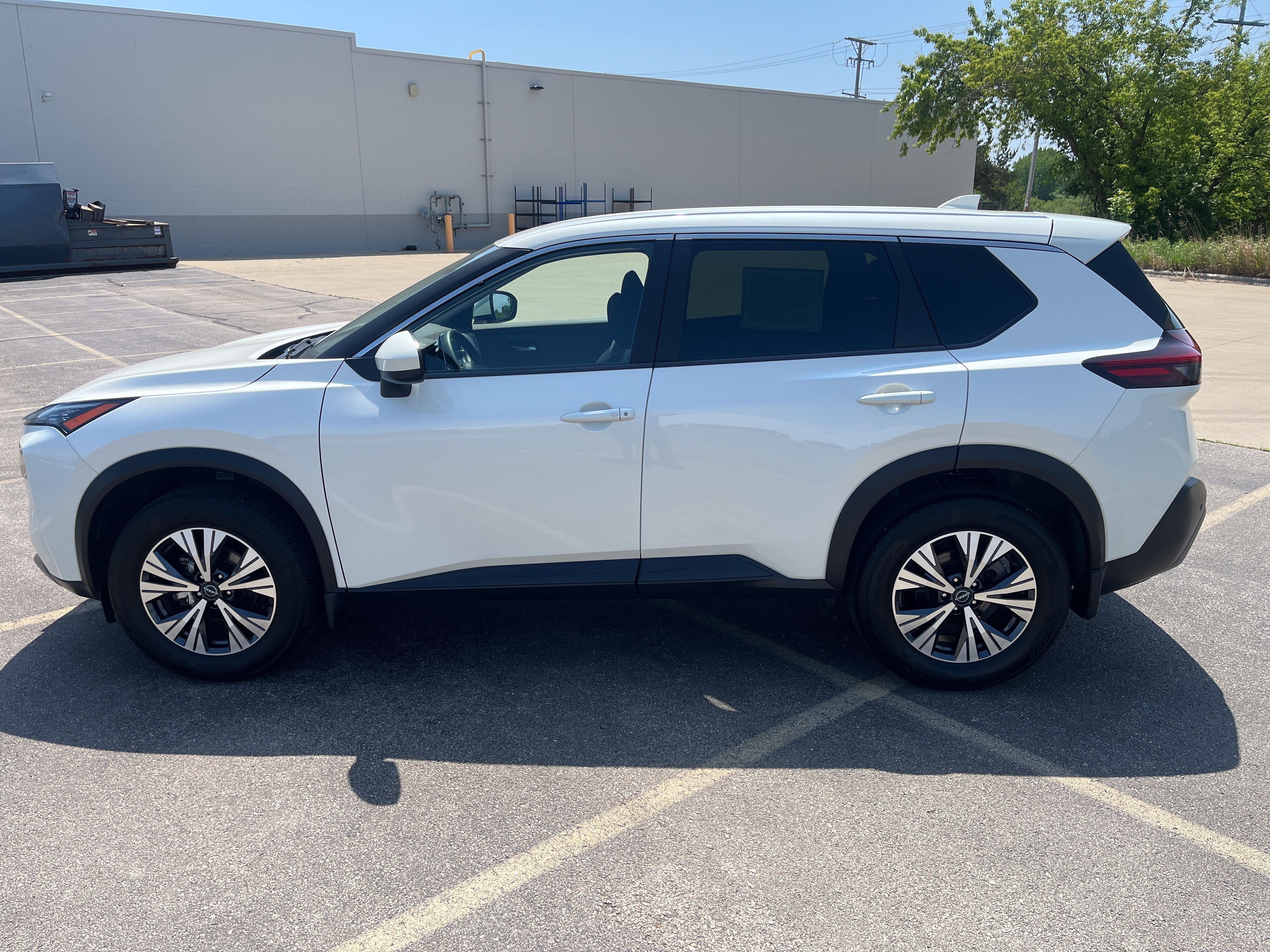 Used 2023 Nissan Rogue SV AWD/4WD image 3