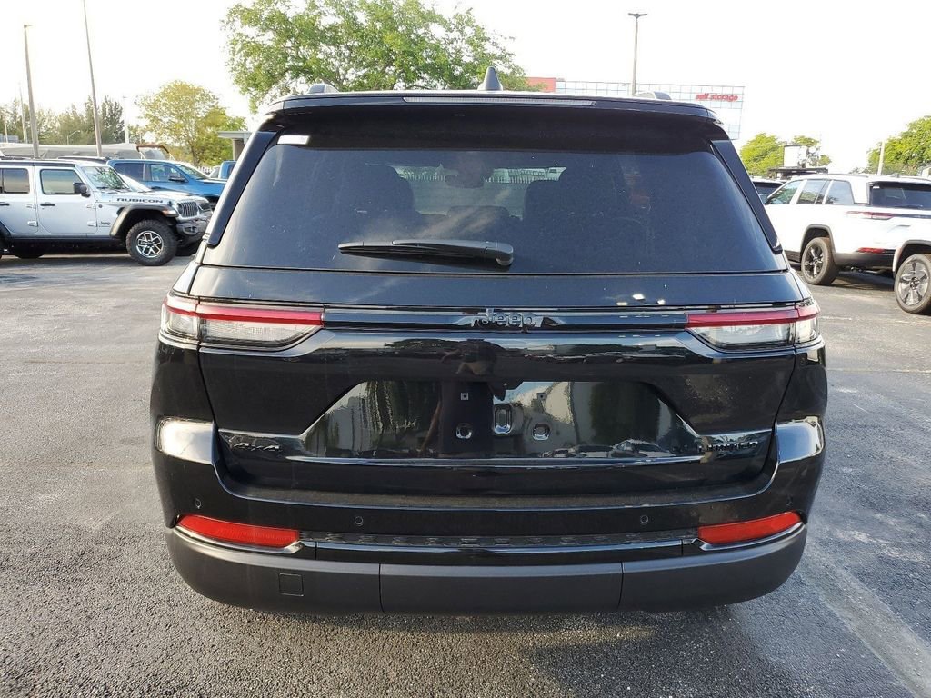 Used 2024 Jeep Grand Cherokee Limited w/ Black Appearance Package image 6