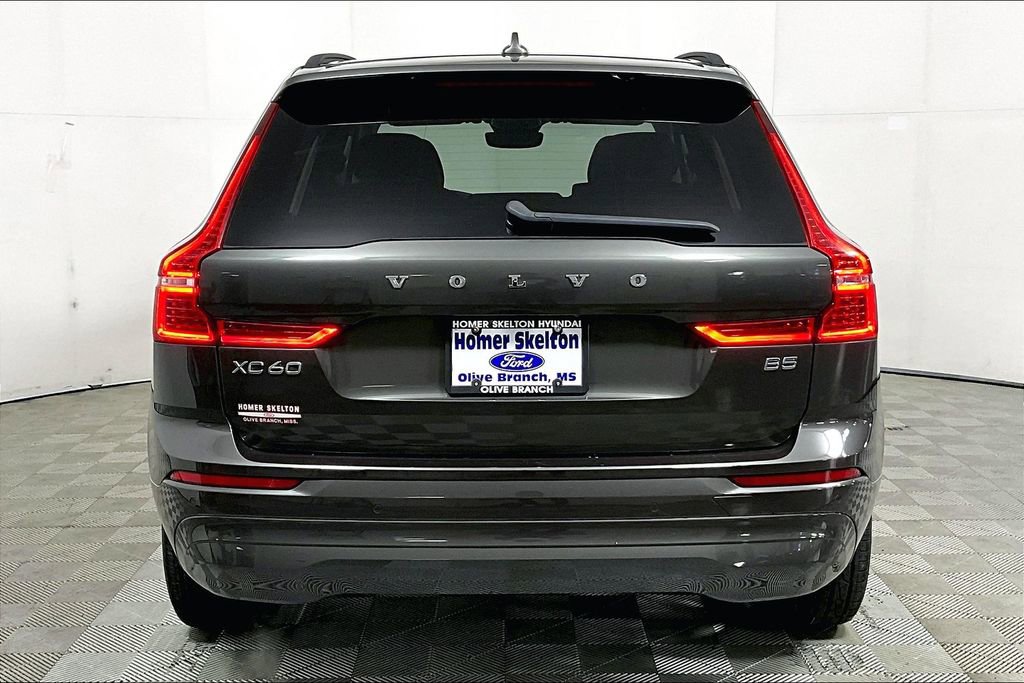 Used 2022 Volvo XC60 B5 Momentum image 4