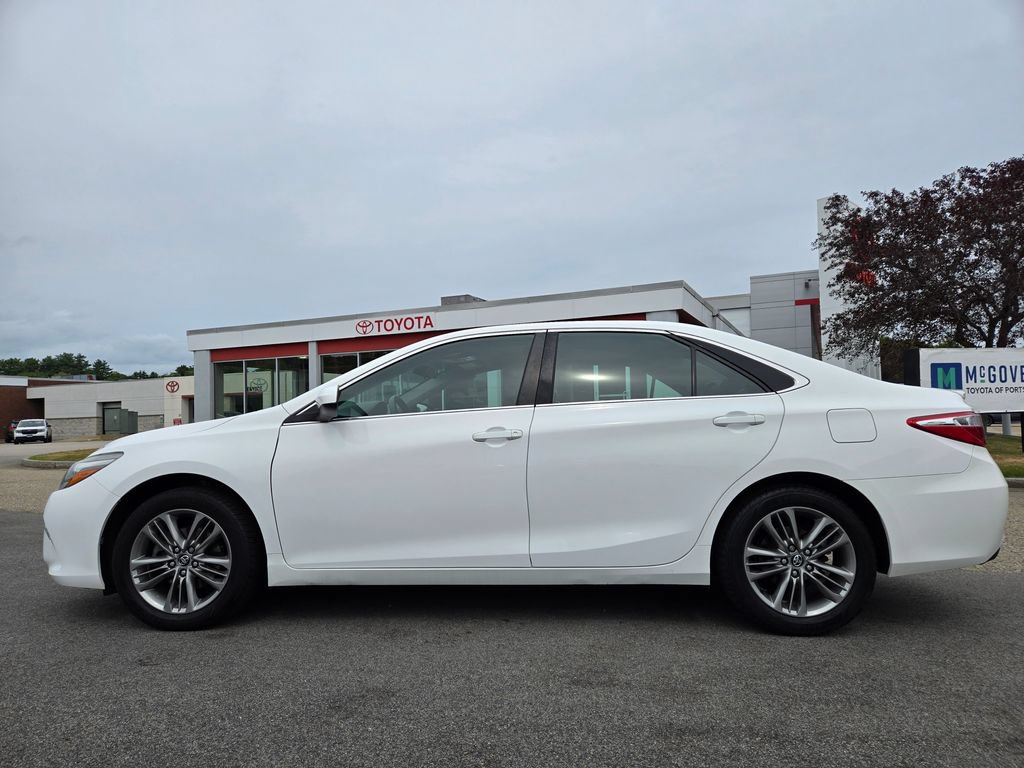 Used 2016 Toyota Camry SE w/ Moonroof Package FWD image 2