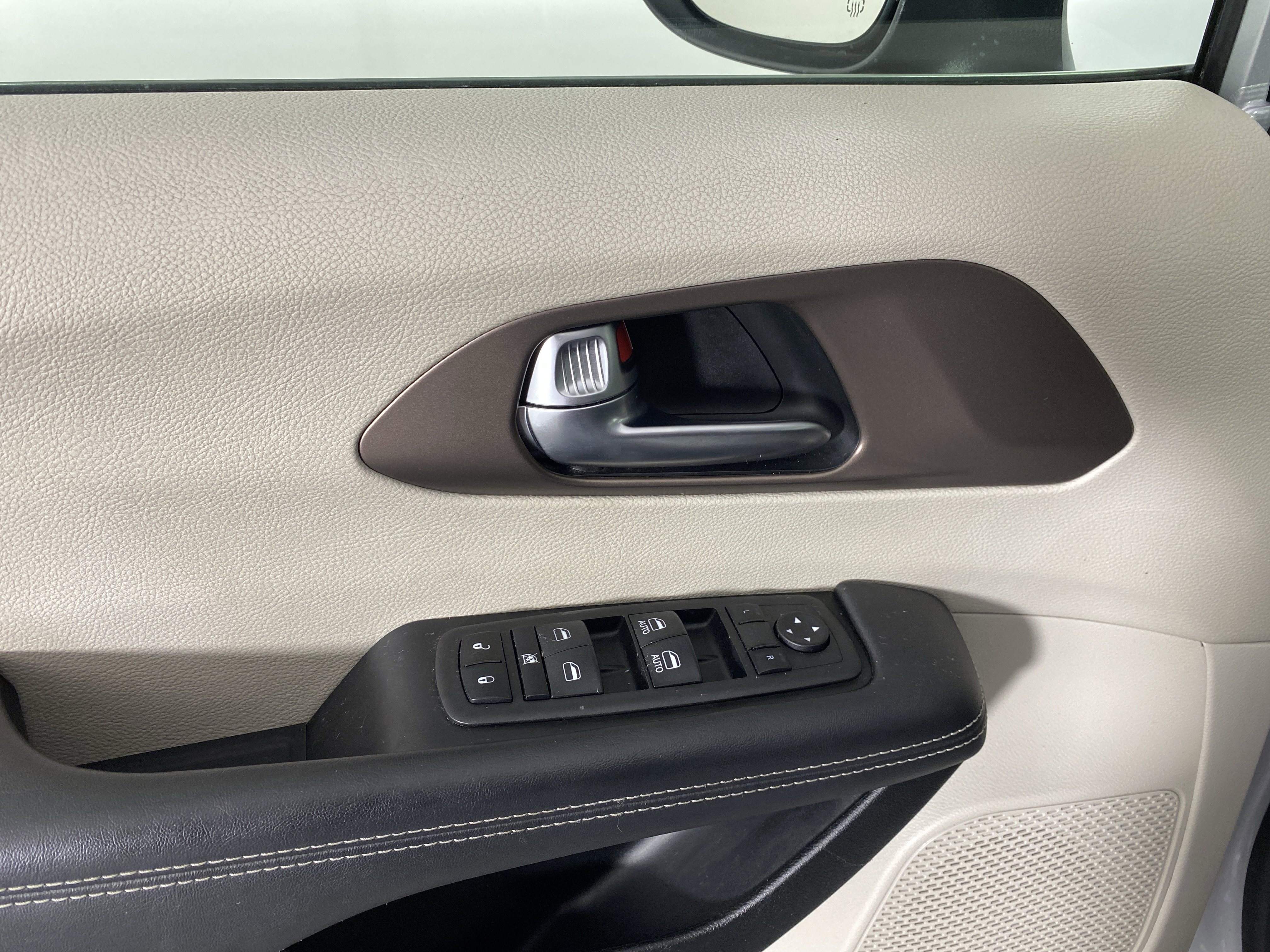 Used 2023 Chrysler Voyager LX image 14