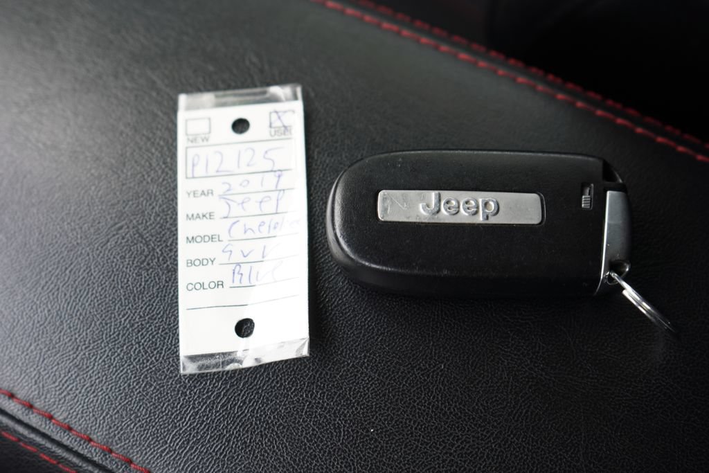 Used 2019 Jeep Cherokee Trailhawk AWD/4WD image 35