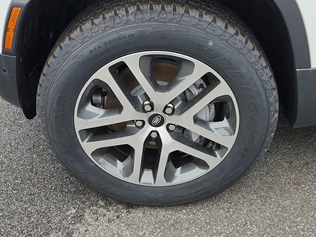 Used 2025 Land Rover Defender 130 S image 9