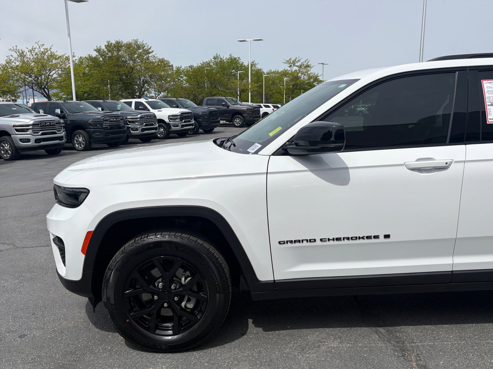 Used 2025 Jeep Grand Cherokee Altitude image 9