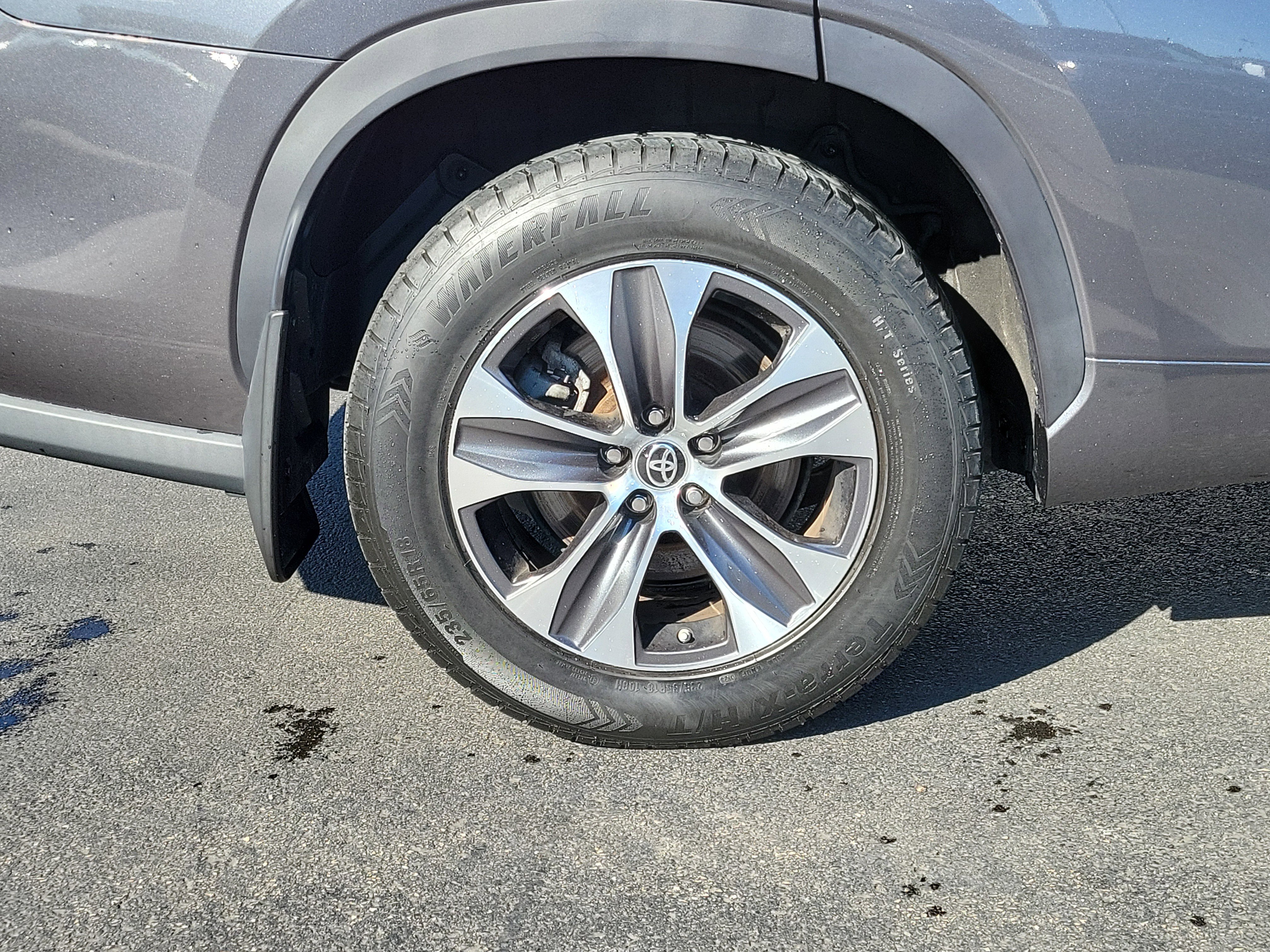 Used 2021 Toyota Highlander XLE image 6