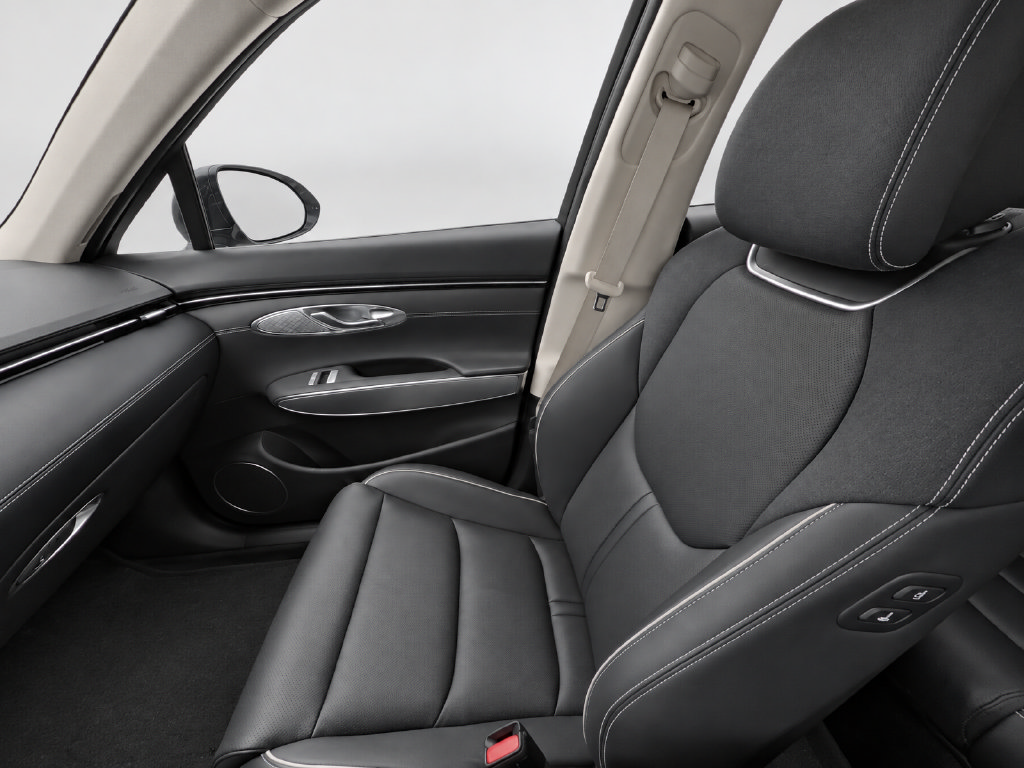 Certified 2024 Genesis Electrified GV70 AWD/4WD image 15