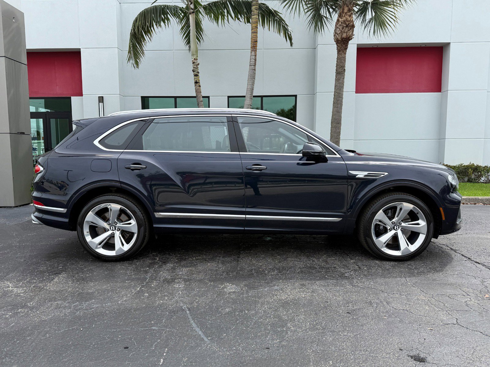 Used 2023 Bentley Bentayga Extended Wheelbase image 2