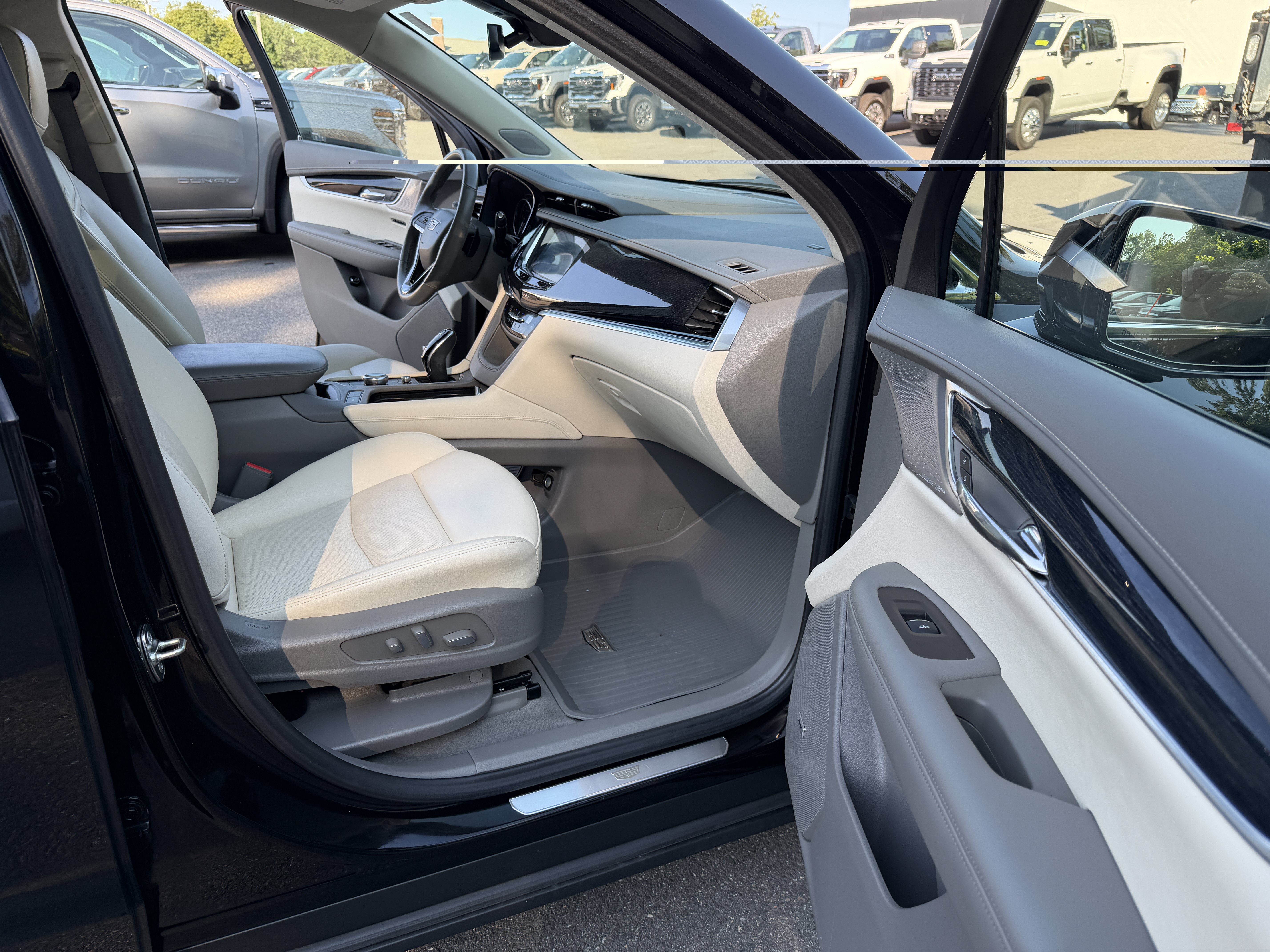 Used 2024 Cadillac XT6 Premium Luxury w/ LPO, Floor Liner Package AWD/4WD image 29