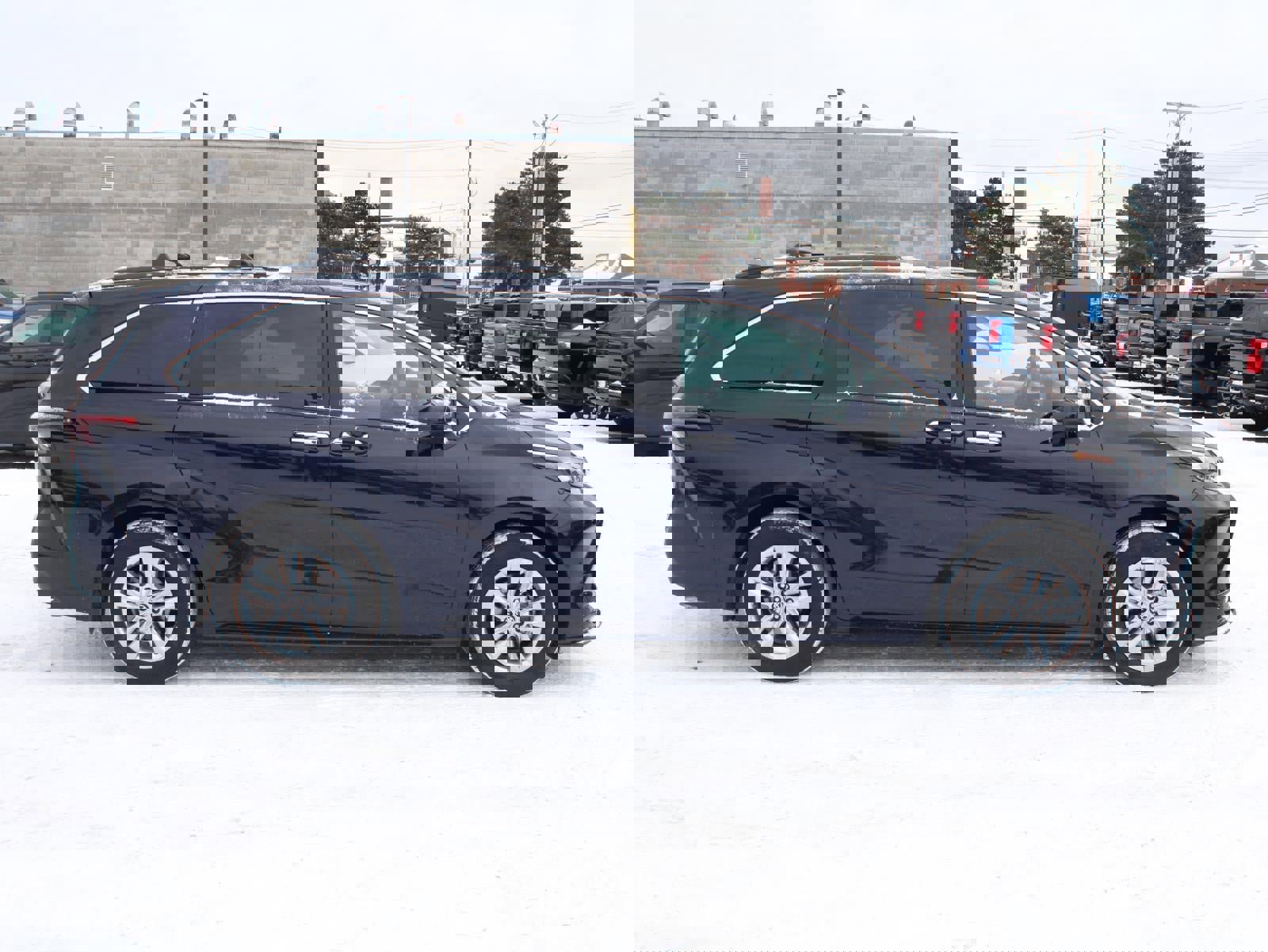 Used 2025 Toyota Sienna XLE w/ XLE Plus Package image 4