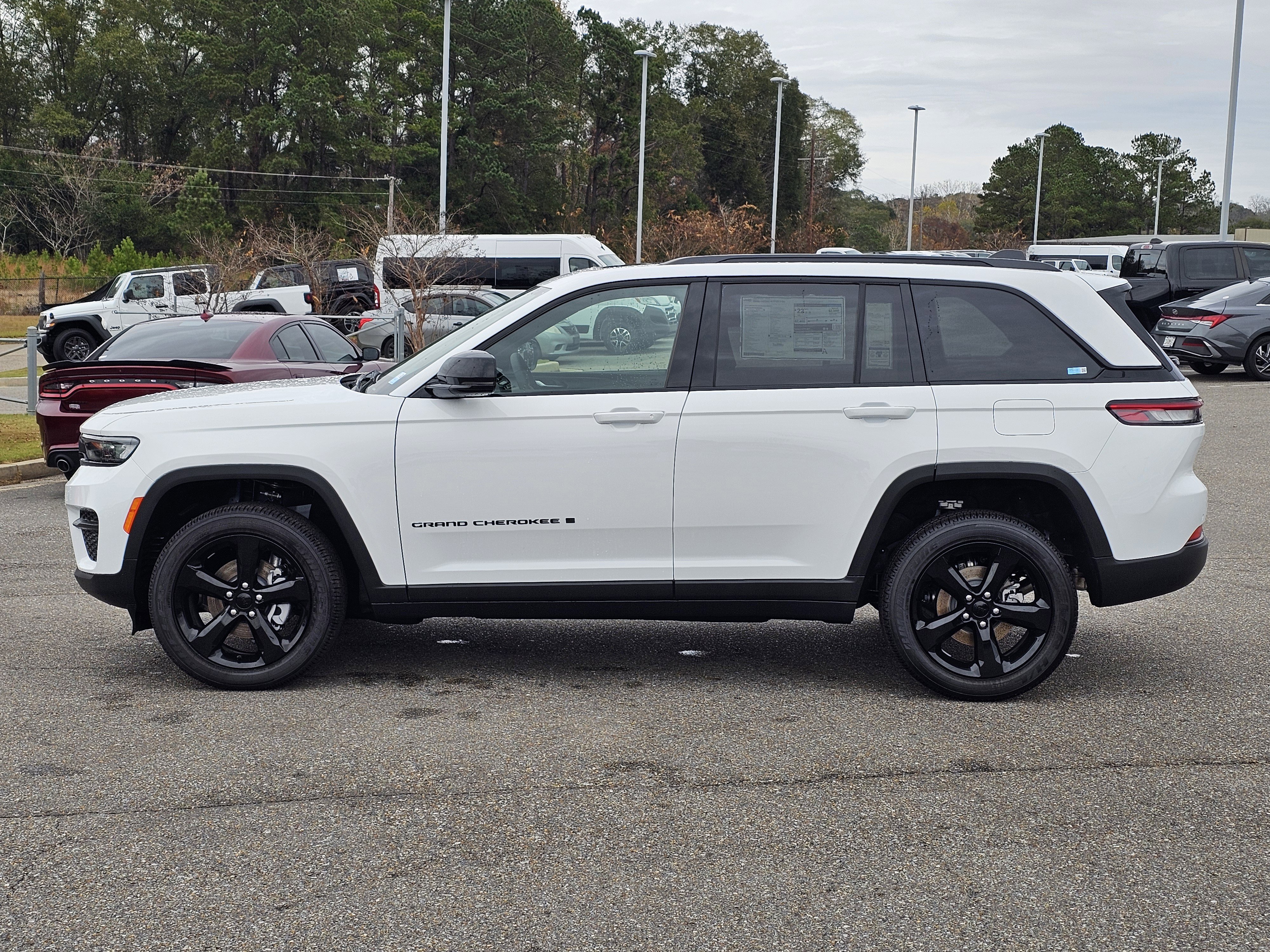 New 2025 Jeep Grand Cherokee Altitude image 12