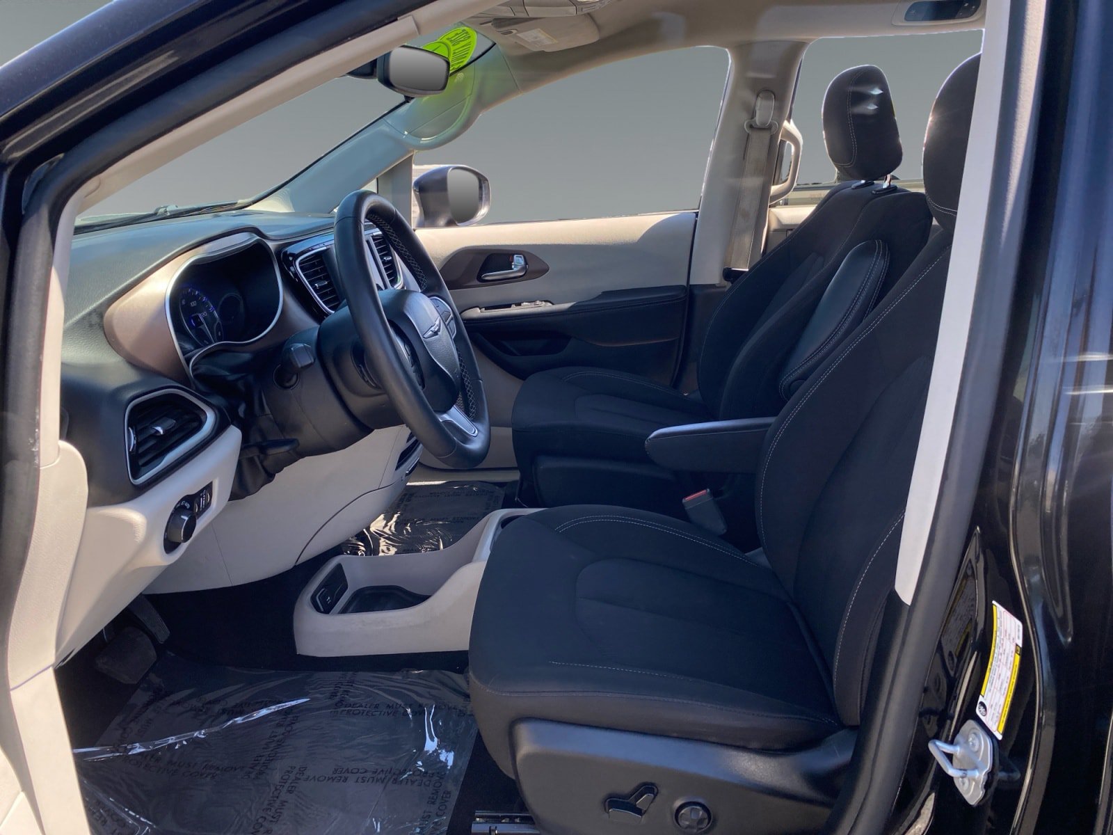 Used 2024 Chrysler Voyager LX FWD image 9