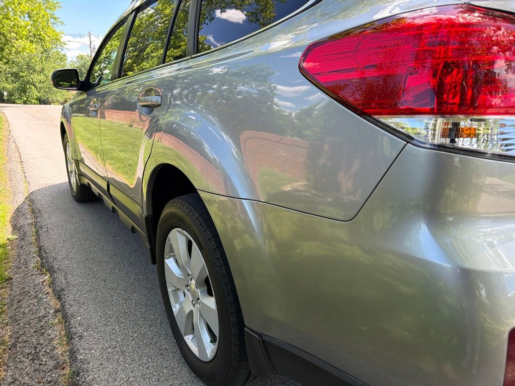 Used 2010 Subaru Outback 2.5i Premium AWD/4WD image 11