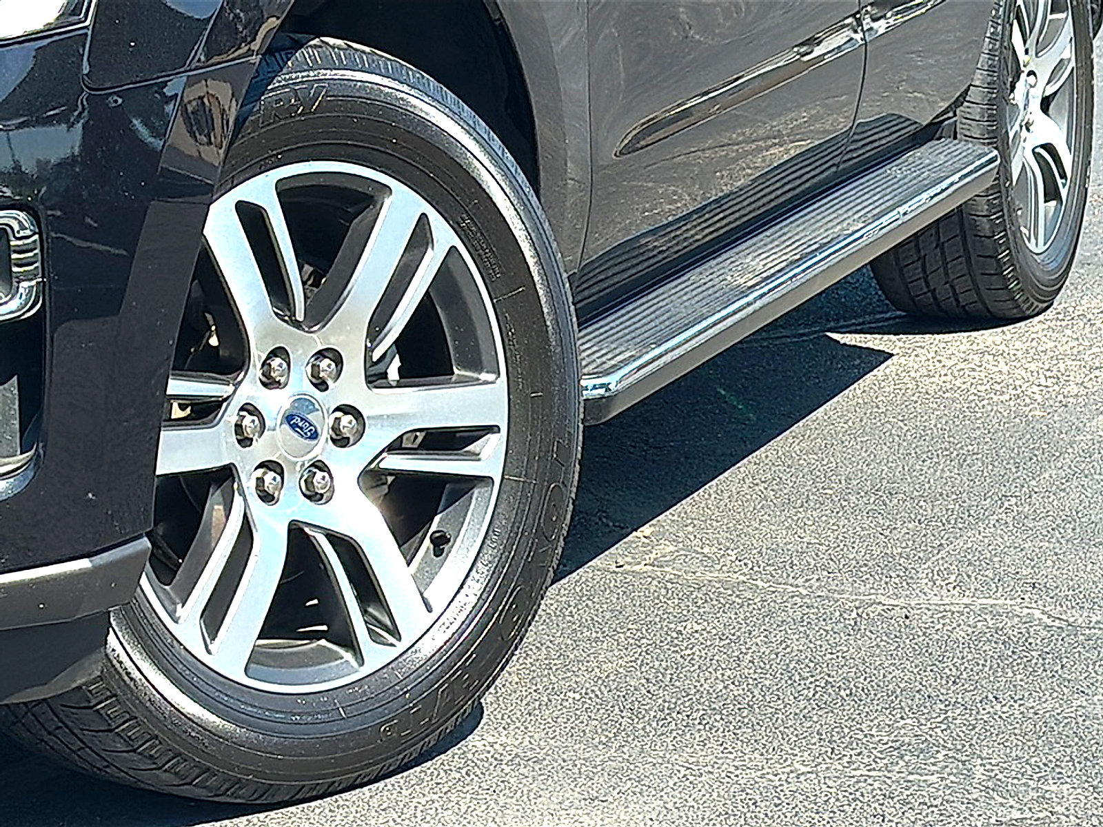Used 2023 Ford Expedition Limited image 3