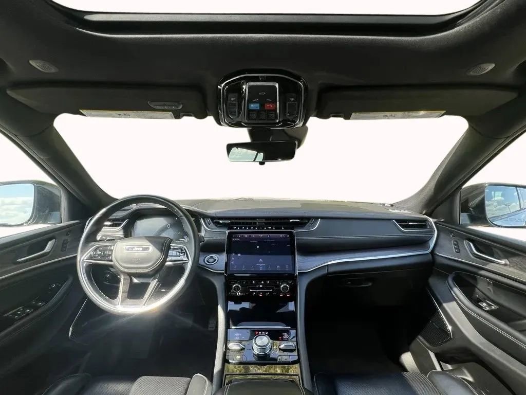 Used 2022 Jeep Grand Cherokee Overland w/ Luxury Tech Group IV image 9