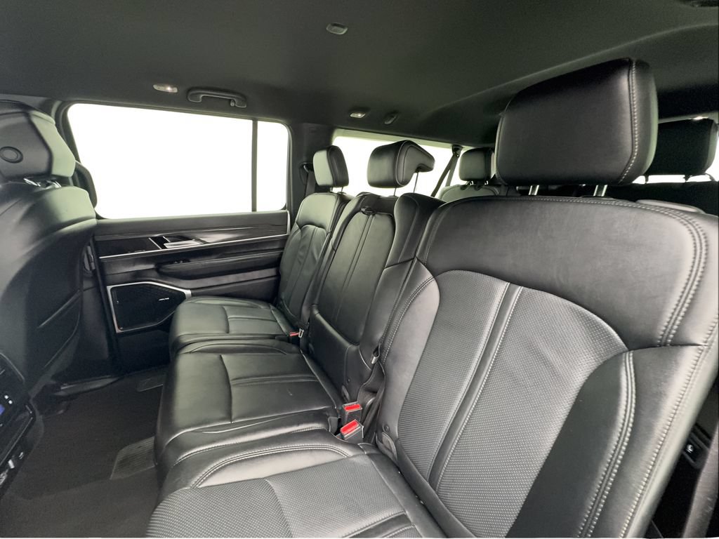 Used 2024 Jeep Wagoneer L Series II RWD image 25