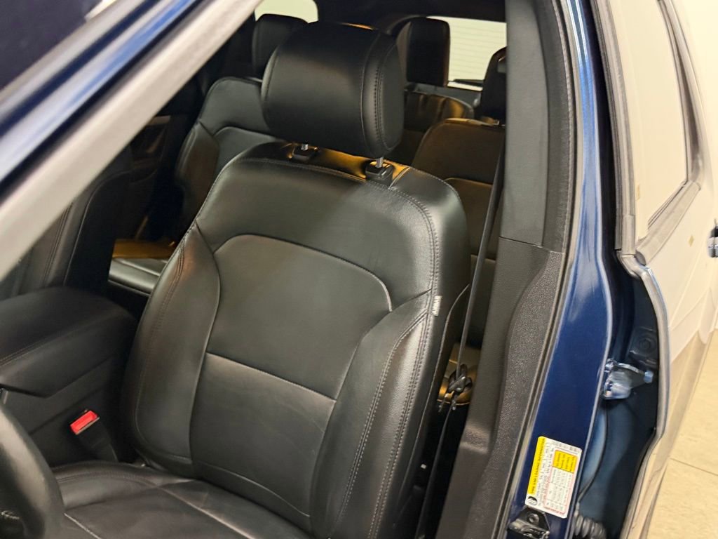 Used 2017 Ford Explorer XLT w/ Equipment Group 202A AWD/4WD image 43