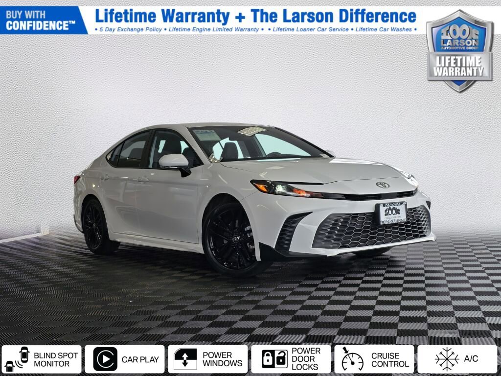 Used 2025 Toyota Camry SE image 1