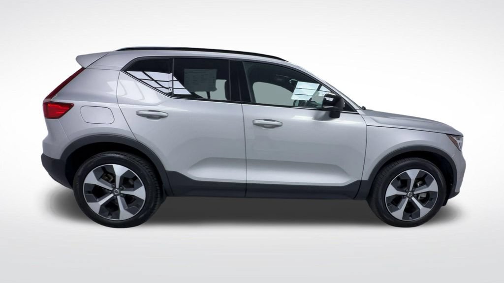 Used 2025 Volvo XC40 B5 Plus AWD/4WD image 9