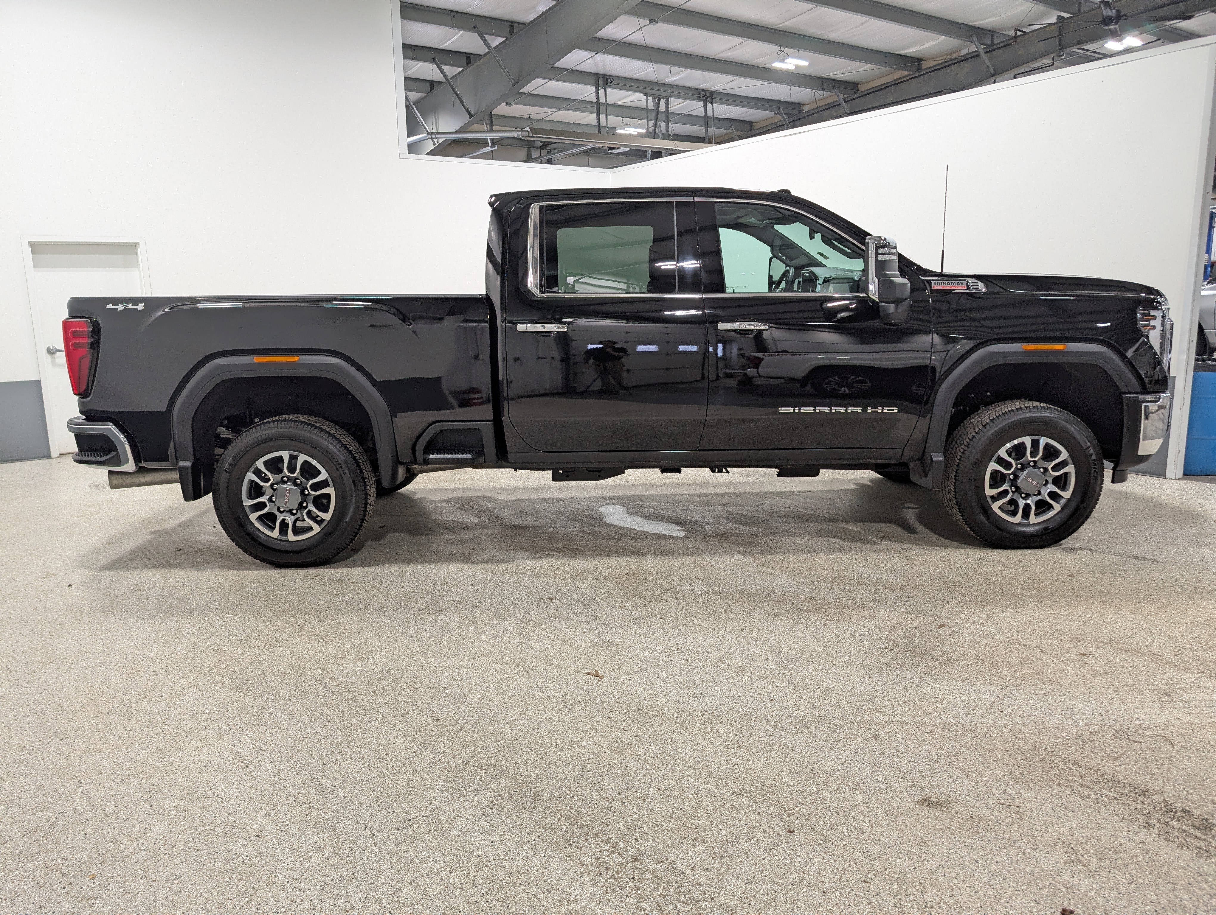 Used 2024 GMC Sierra 3500 SLT w/ SLT Convenience Package image 2