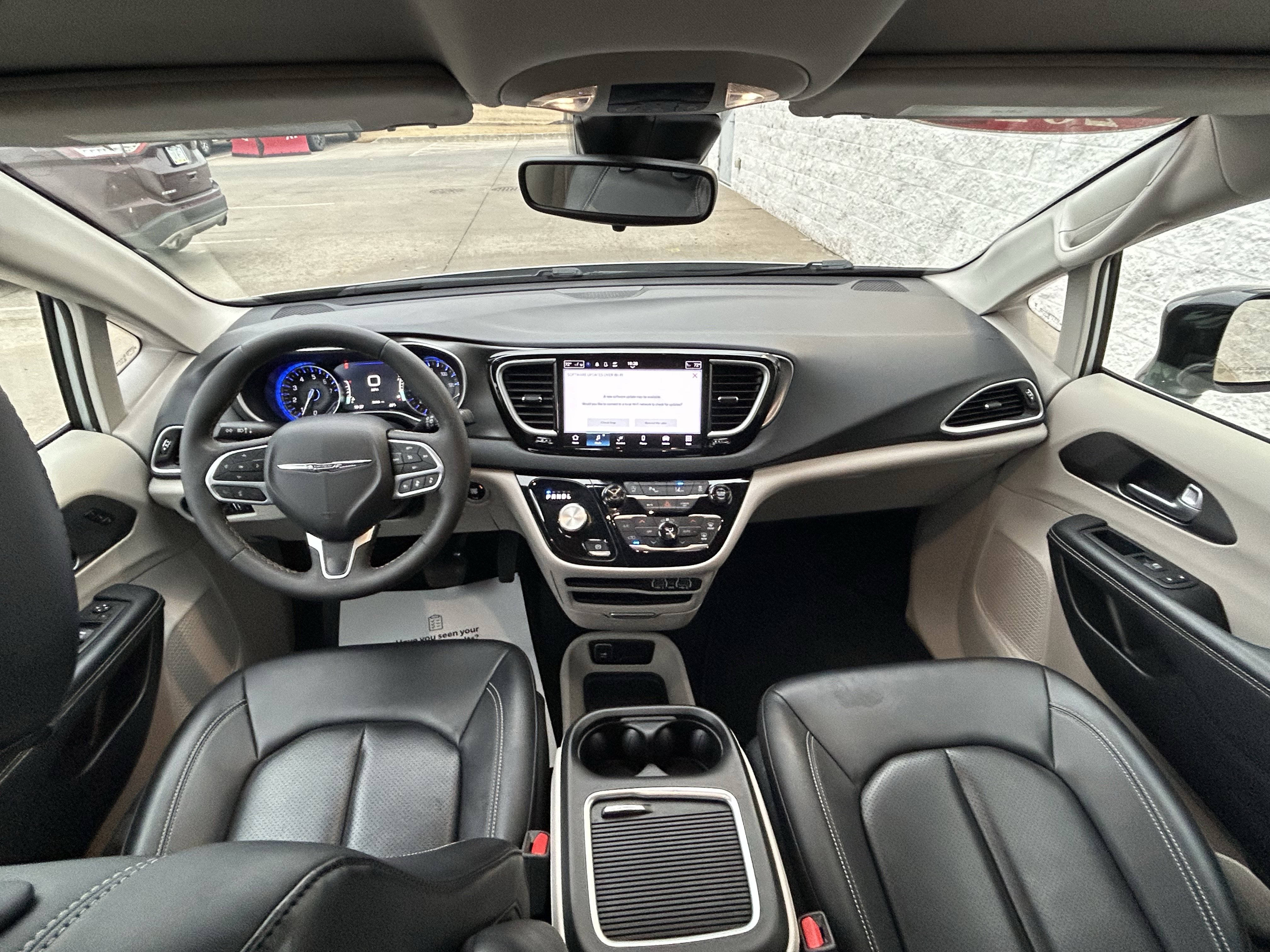 Used 2024 Chrysler Pacifica Touring-L image 22