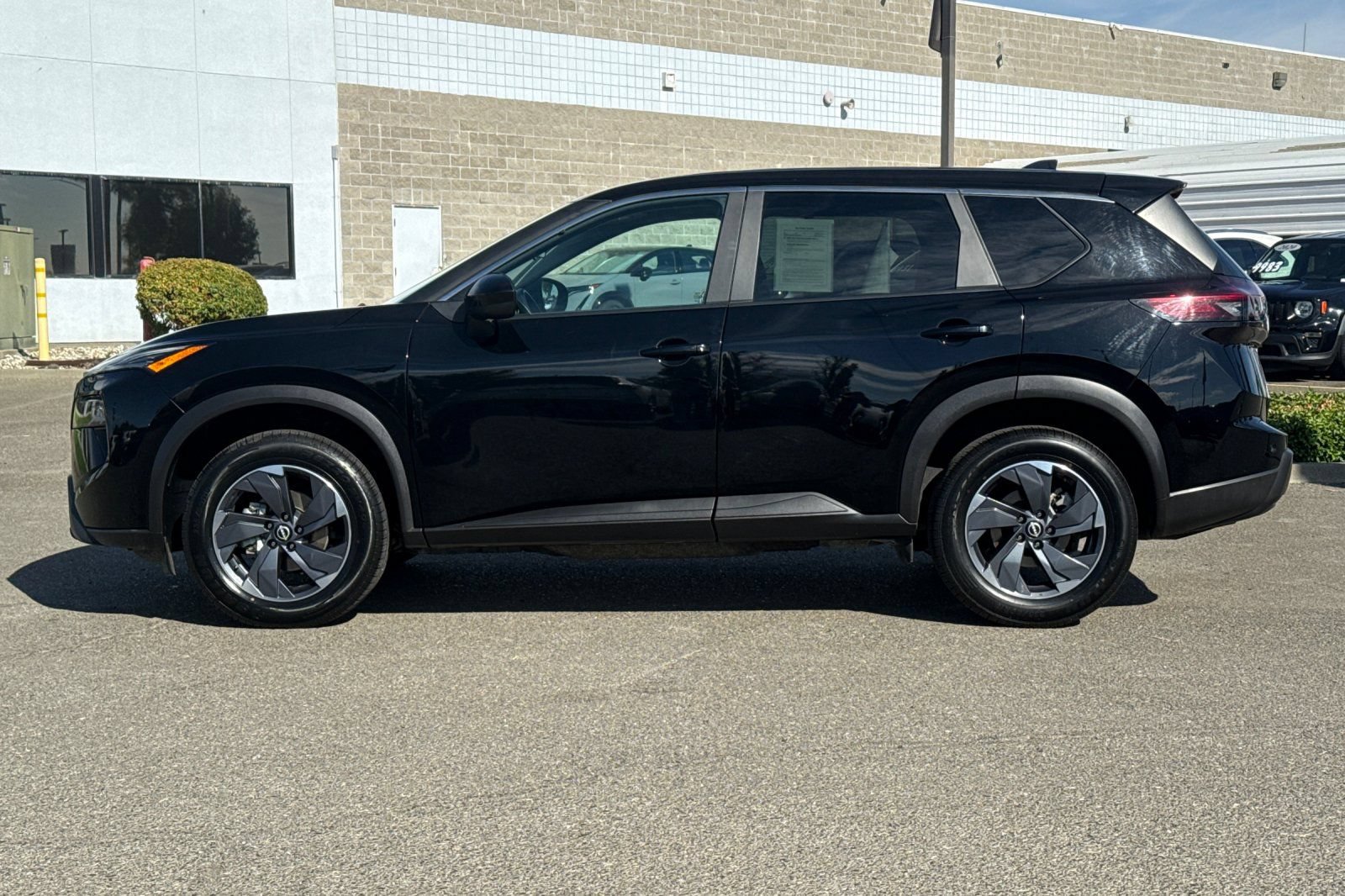 Used 2024 Nissan Rogue SV FWD image 9