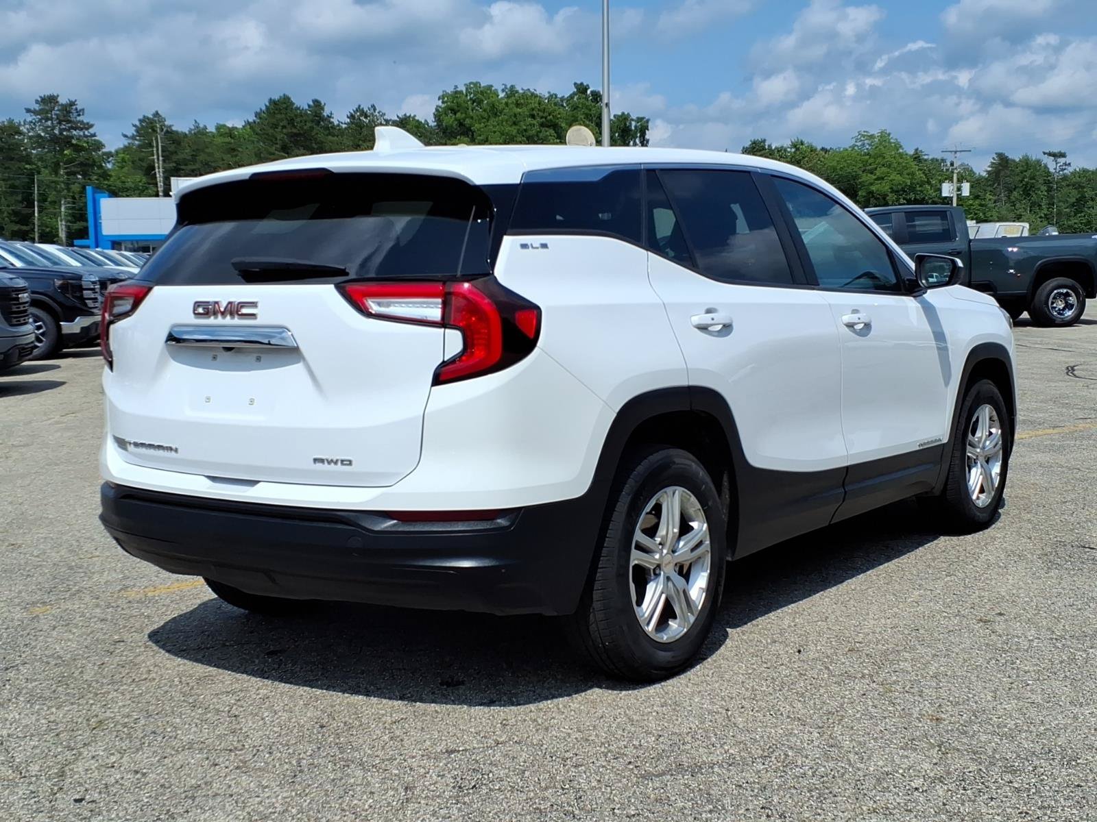 Used 2024 GMC Terrain SLE AWD/4WD image 13