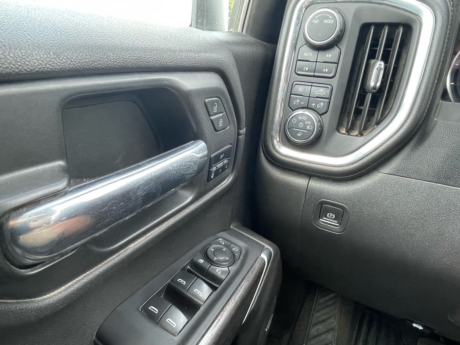 Used 2021 Chevrolet Silverado 1500 LTZ w/ LTZ Convenience Package II AWD/4WD image 14