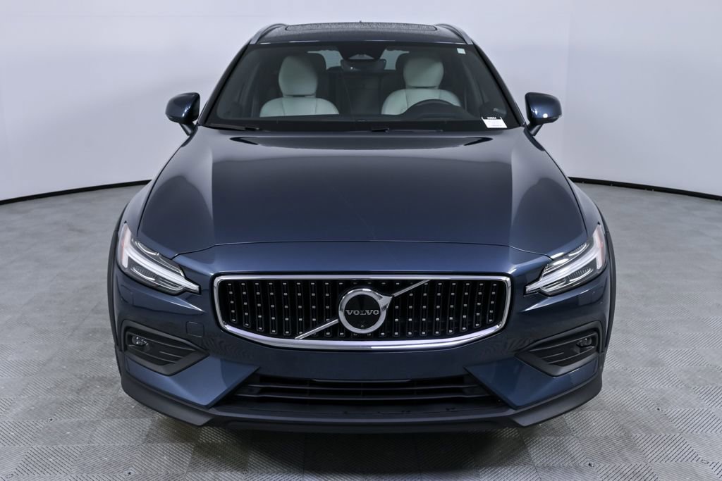 Used 2025 Volvo V60 B5 Cross Country Ultra image 36