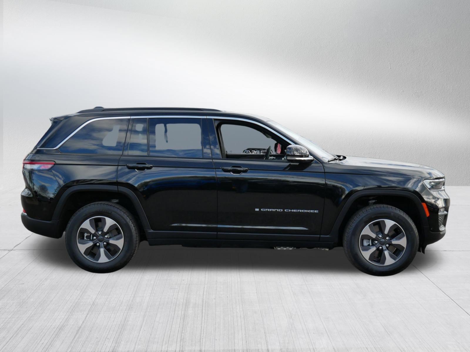 Used 2025 Jeep Grand Cherokee Limited 4xe w/ Luxury Tech Group II AWD/4WD image 8