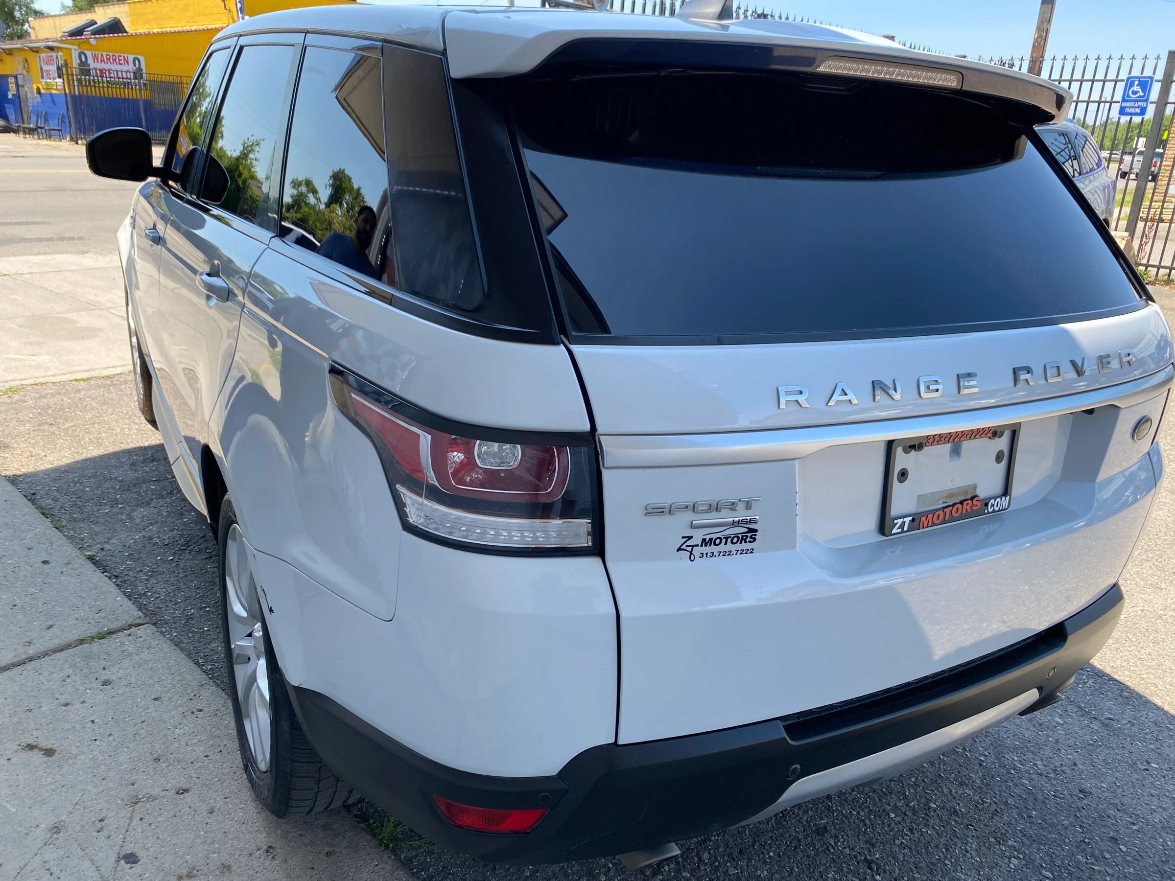 Used 2017 Land Rover Range Rover Sport HSE AWD/4WD image 2