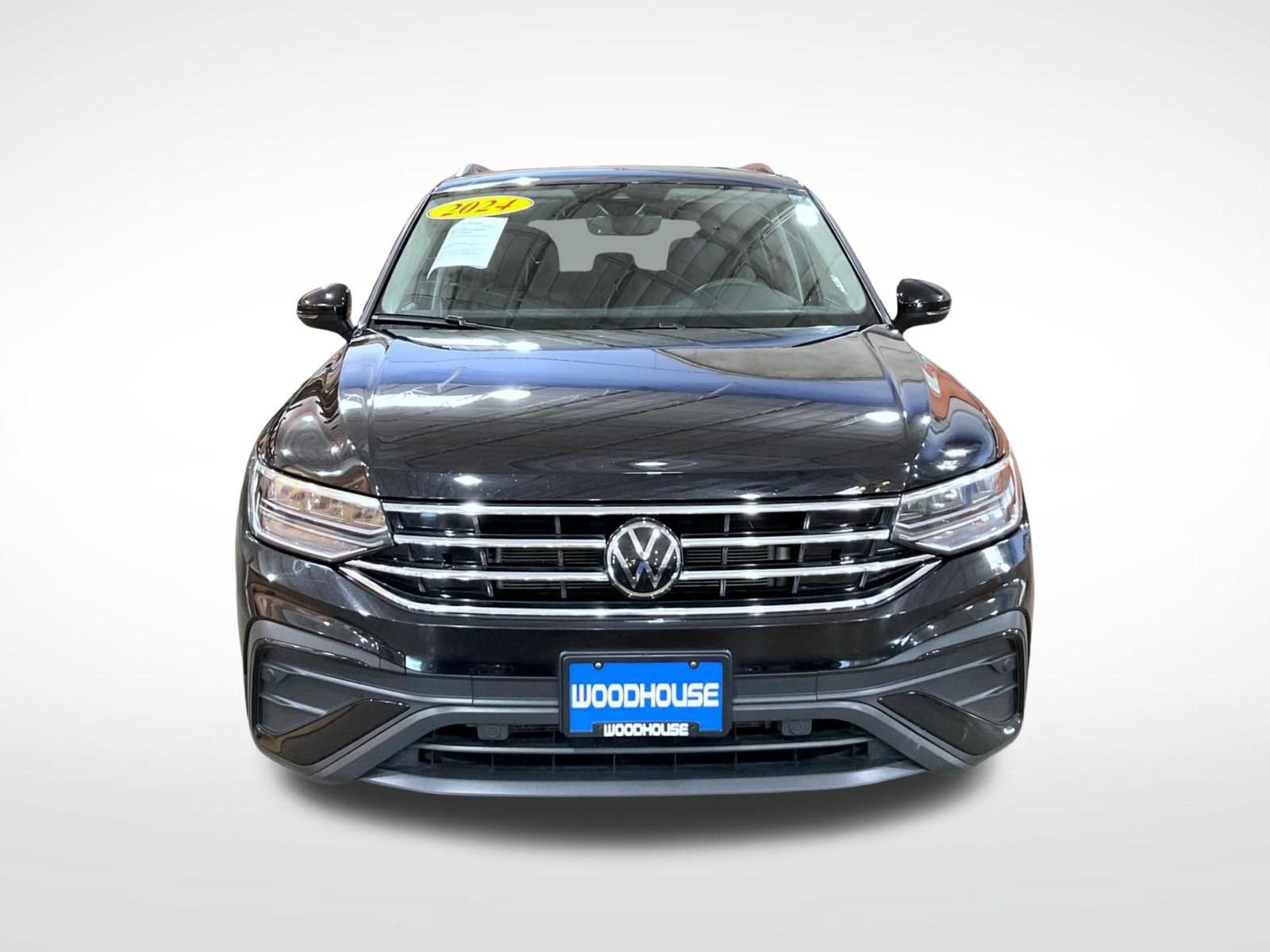 Used 2024 Volkswagen Tiguan SE AWD/4WD image 3