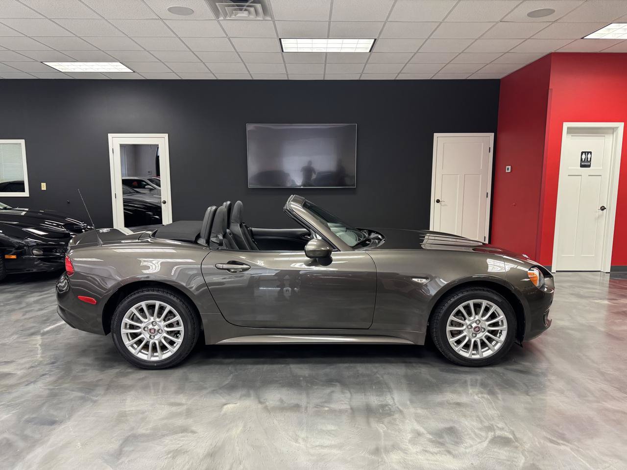Used 2017 FIAT 124 Spider Classica RWD image 7