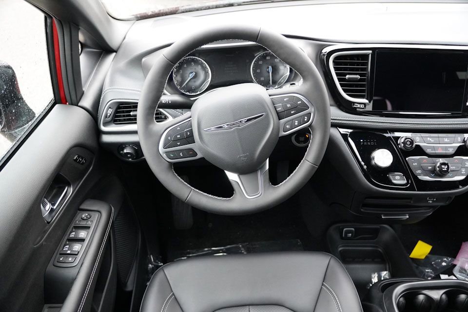 New 2026 Chrysler Pacifica Select image 13