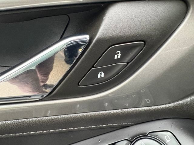 Used 2023 Chevrolet Traverse LT image 13