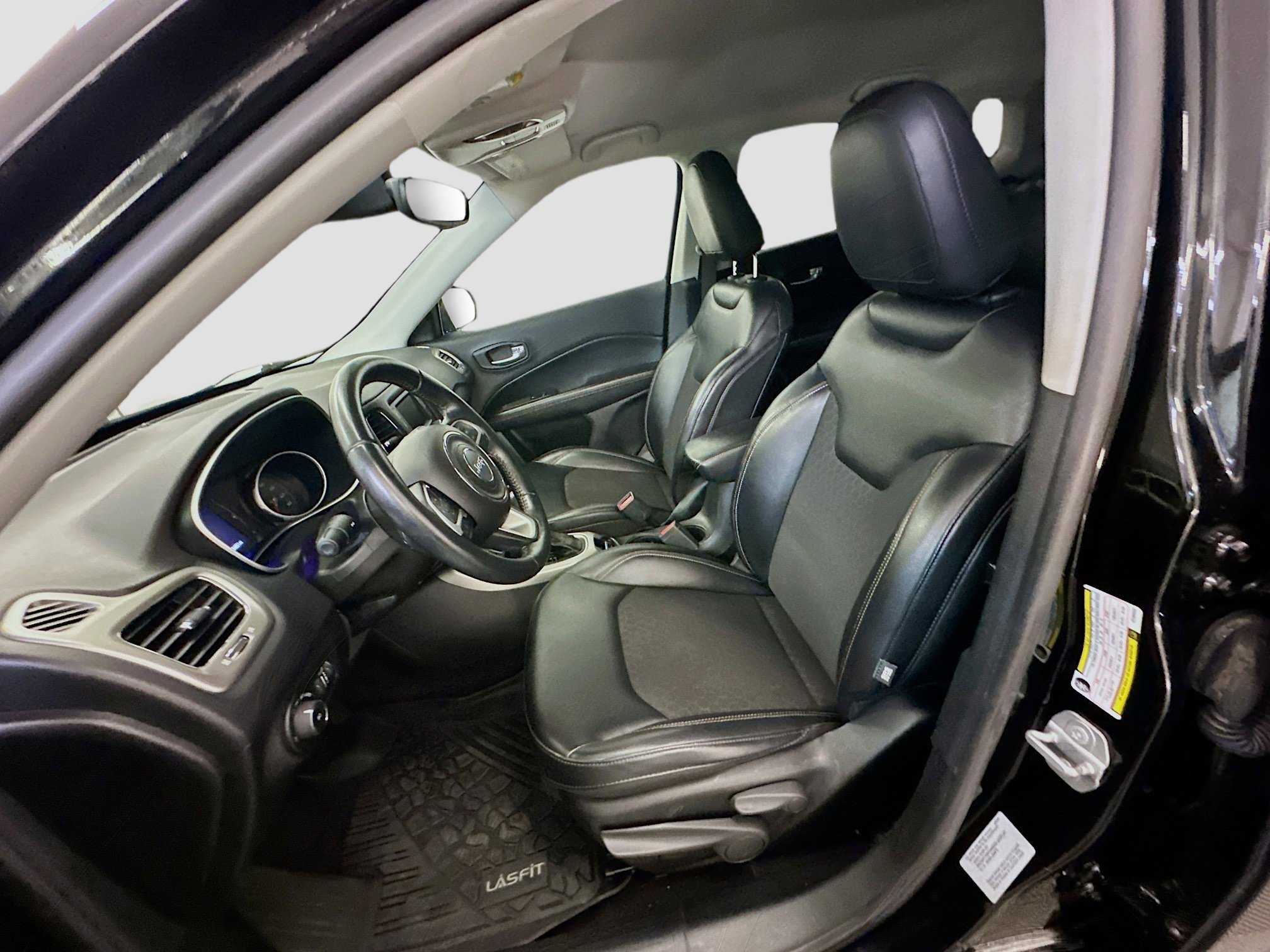 Used 2017 Jeep Compass Latitude AWD/4WD image 13