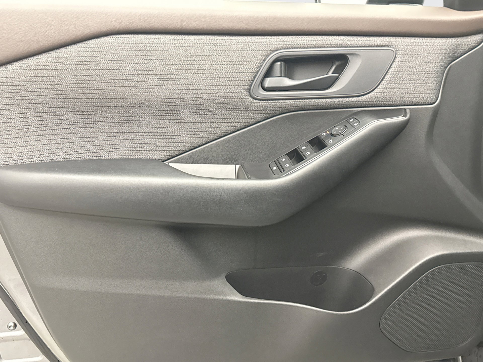 Used 2023 Nissan Rogue S image 9