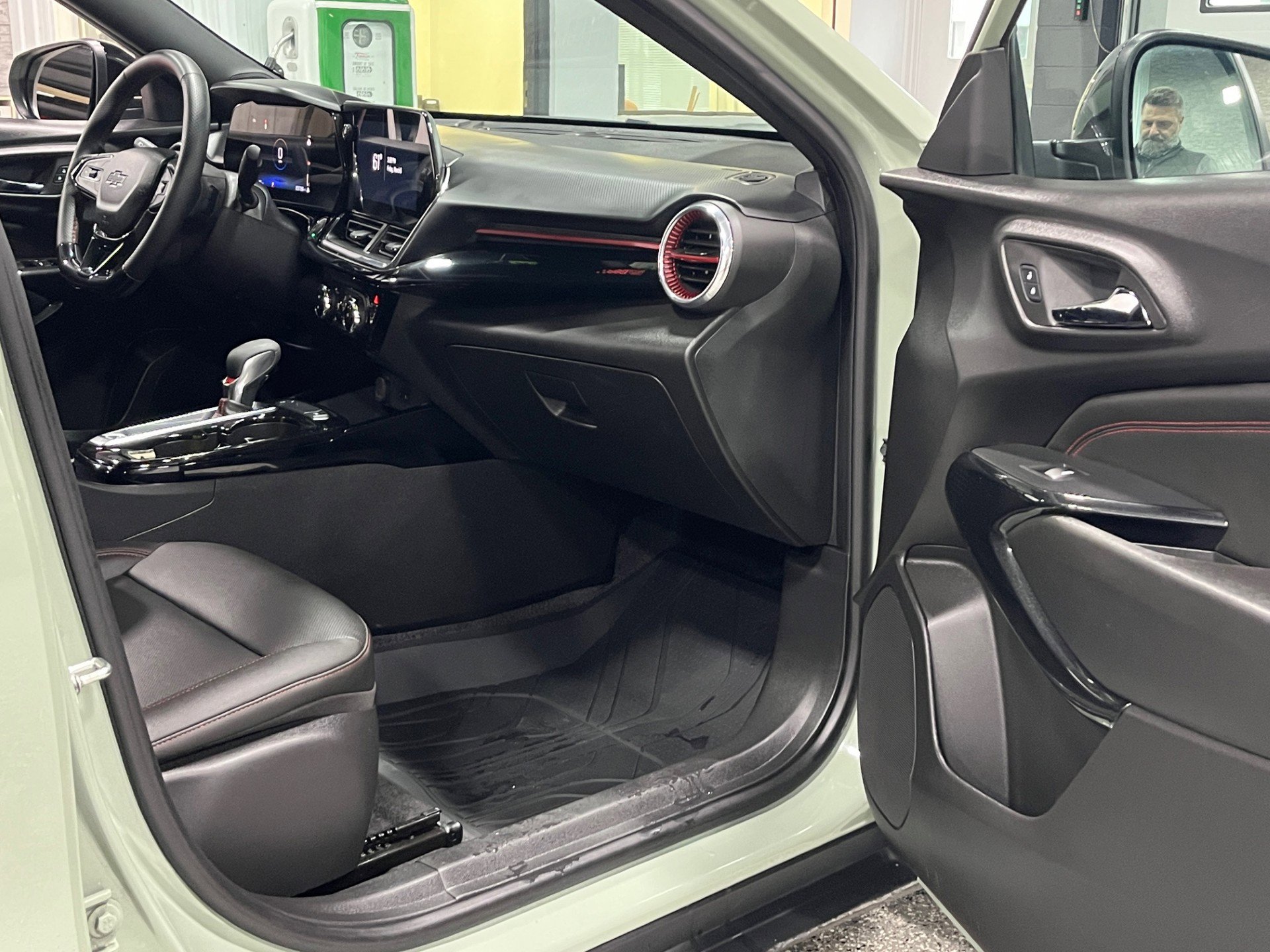 Certified 2024 Chevrolet Trax RS w/ Sunroof Package FWD image 9