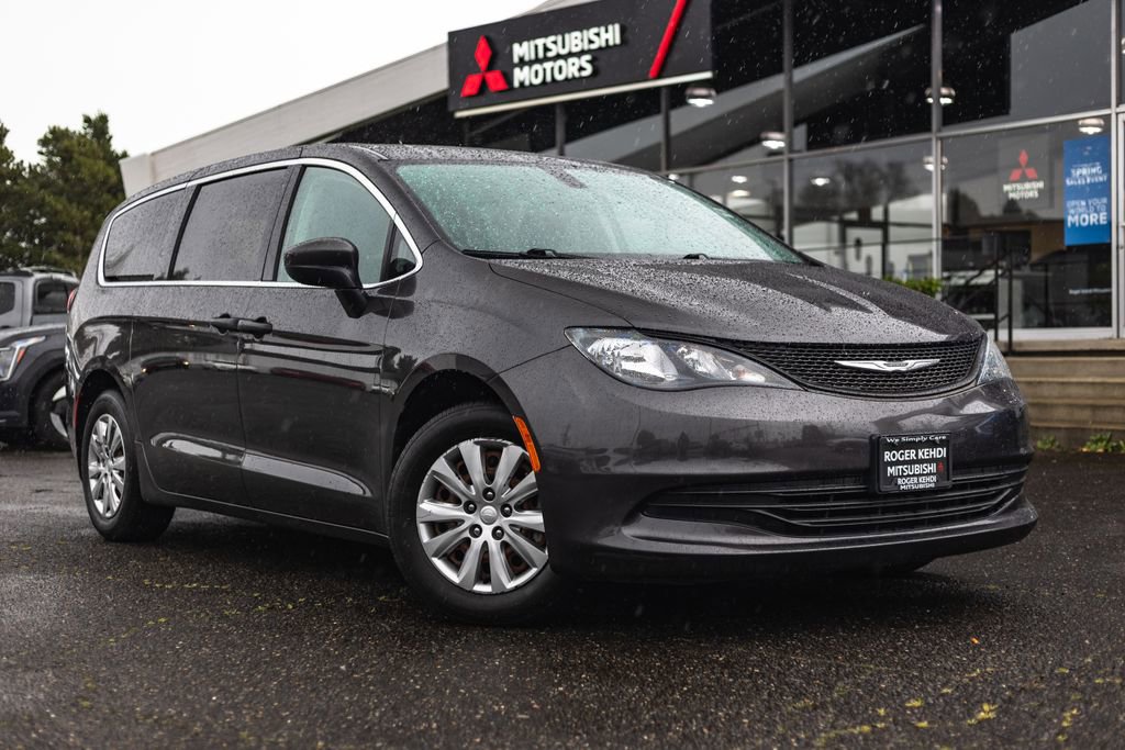 Used 2020 Chrysler Voyager L FWD image 1